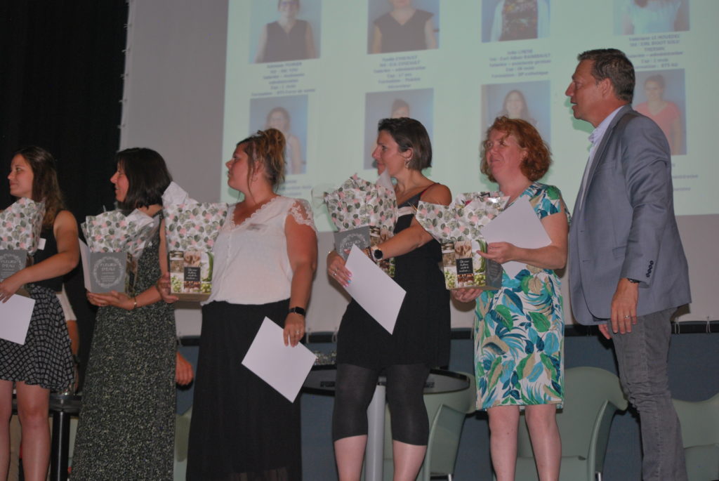M. Jean-Christophe REPON, a remis les diplômes et a chaleureusement félicité les participantes de la 15ème promotion du Maine-et-Loire