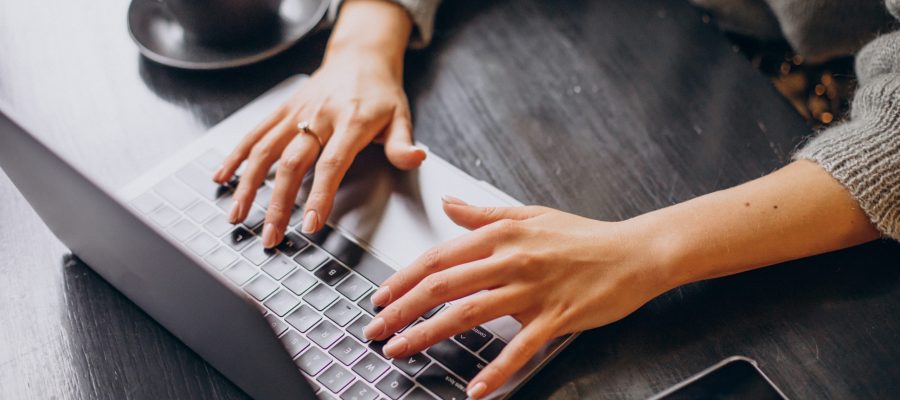 female hands typing on computer keyboard Femmes d’artisans : Mieux gérer son stress et son temps