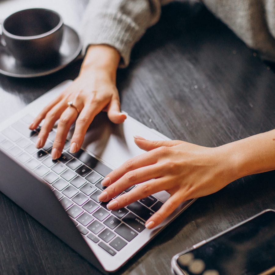 female hands typing on computer keyboard Femmes d’artisans : Mieux gérer son stress et son temps