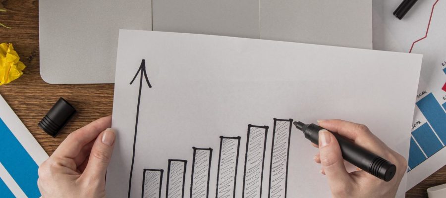 vue dessus du bureau calculatrice courbe croissance Gagner en performance dans son entreprise artisanale en réduisant le stress