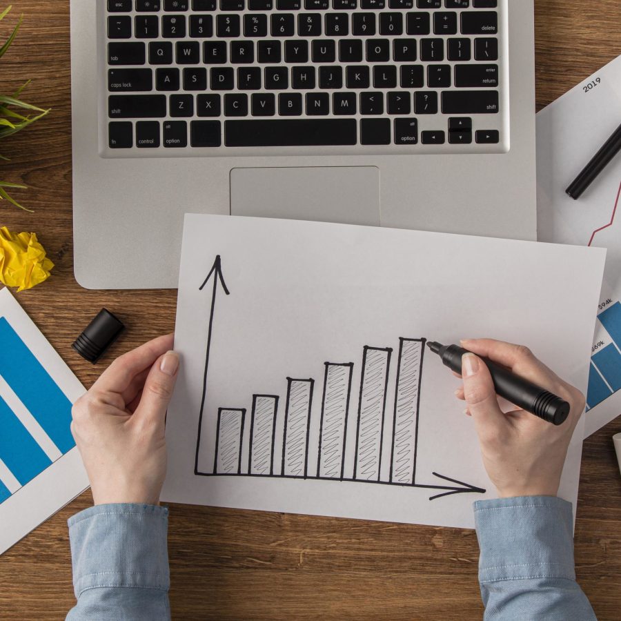 vue dessus du bureau calculatrice courbe croissance Gagner en performance dans son entreprise artisanale en réduisant le stress
